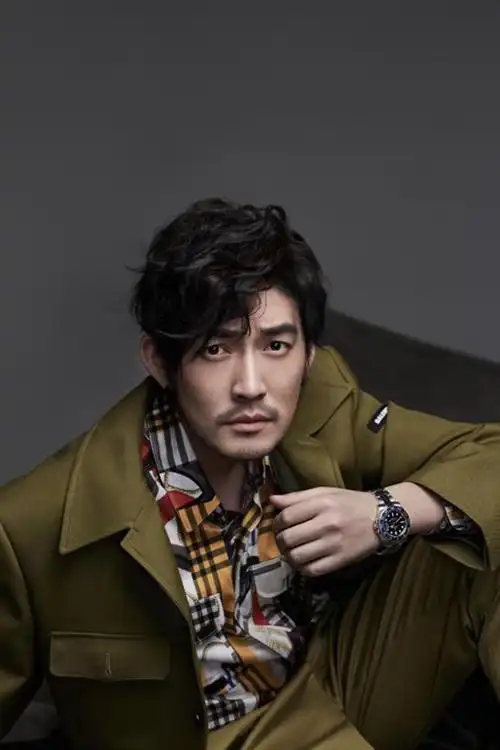 张博军衣大片亮相 眼含泪水深藏故事