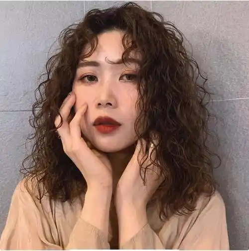 对于无论是长发还是短发羊毛卷,刘海的结构设计很重要