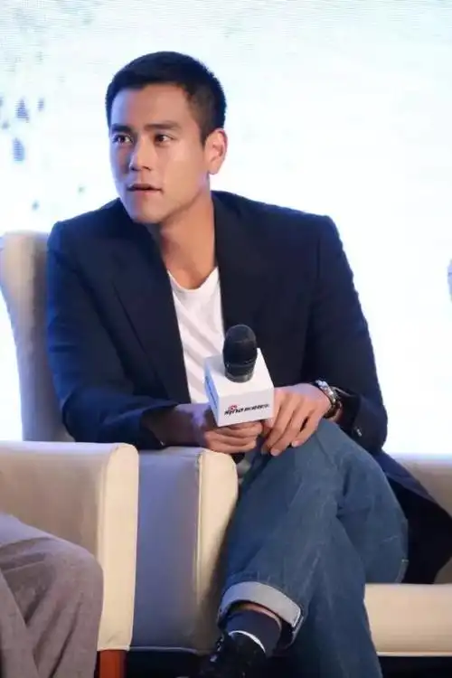 而连寸头都能hold住的彭于晏,什么发型都能轻松驾驭. undercut