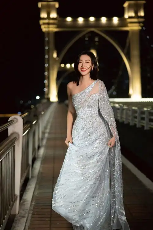 新年音乐会造型万茜身着浅蓝亮片斜肩长裙亮相新年音乐会