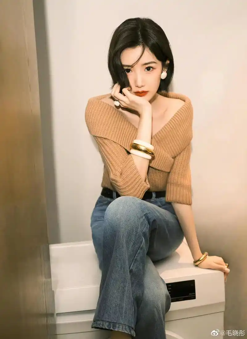 毛晓彤新造型好圈粉,露肩毛衣搭牛仔裤,时髦优雅还显气质