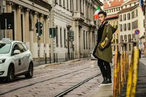 刘恺威身穿黄色大衣现身米兰街头,一身潮服酷造型哪像44岁大叔!