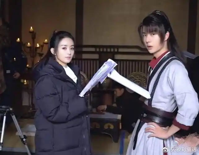 《有翡》新花絮:王一博和赵丽颖"黏"在一起,被拍后表情太可爱