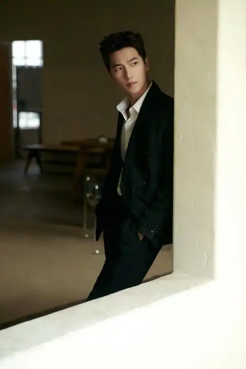 杨洋黑西服领带造型