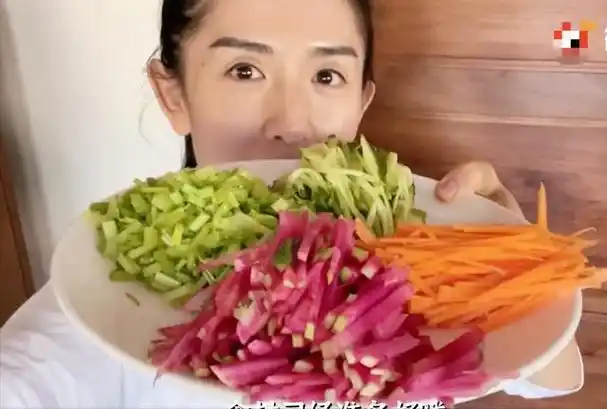 9位脸美手丑的艺人看脸美如花一伸手反差感就出来了