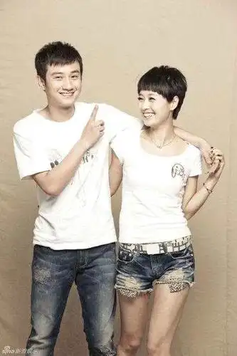 文章马伊琍全家低调现身兵马俑小女儿已经3岁爱马到文章肩膀了