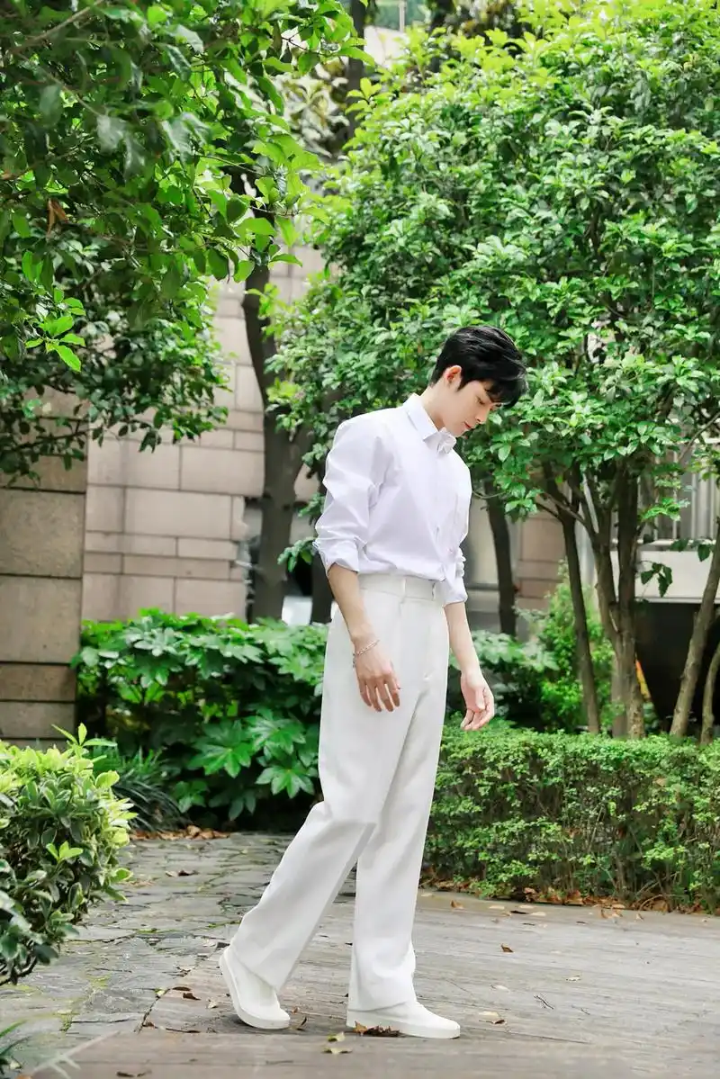 上午好,我的白马王子@李欣泽 #壁纸#少年感 #李欣泽 #白 - 抖音