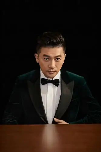 发型苏有朋墨绿丝绒单扣礼服出席长春电影节闭幕式苏有朋后背头发型