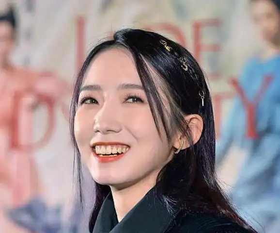 还有关晓彤,你滴牙齿虽然没有她那么黄,但也得搞一搞啦因为已经有网友