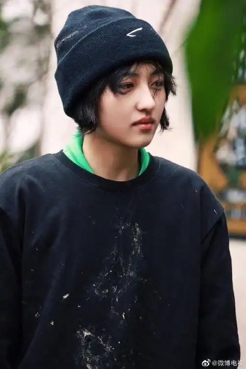 张子枫老大爷坐姿##向往的生活