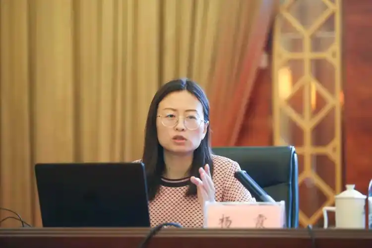 动态>会议活动>图为农业农村部政策与改革司集体资产处处长杨霞授课