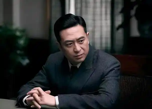 比如我们熟知的演员张嘉译,他曾为《白鹿原》《建党伟业》等作品获得