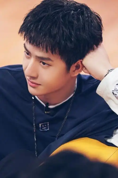 王一博街舞4短发照#王一博短发造型清爽利落,阳光帅气的大男孩,笑