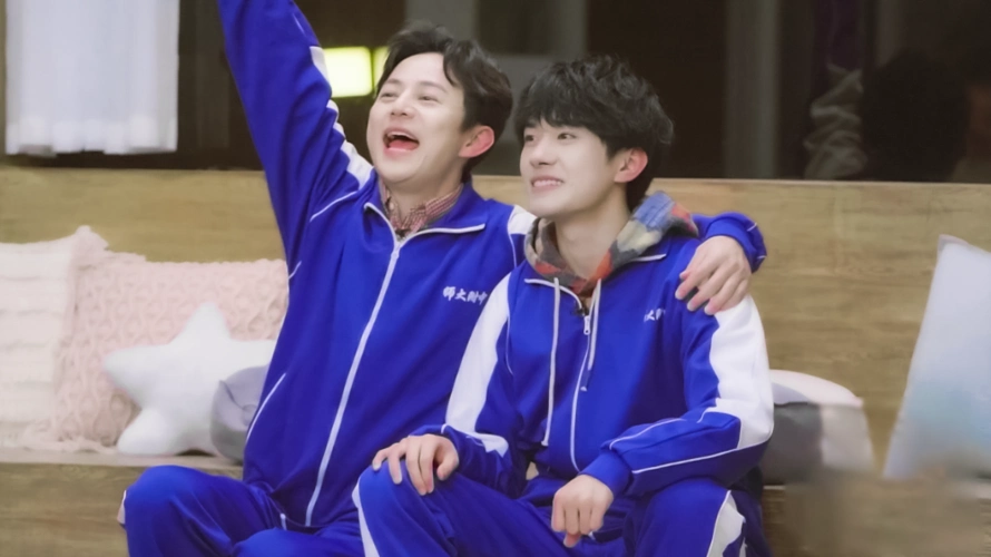 易烊千玺何炅穿校服同框,晒出校友合照,一个是校草一个是学长