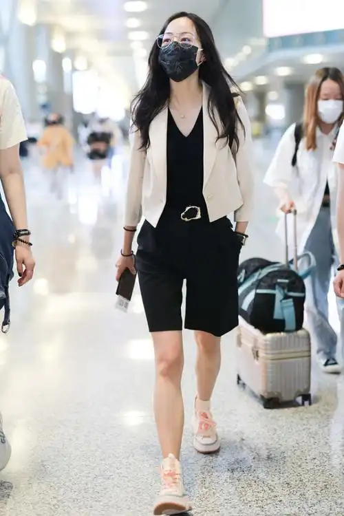 韩雪现身,穿白色夹克搭黑色短裤,在机场里摆造型似走秀!