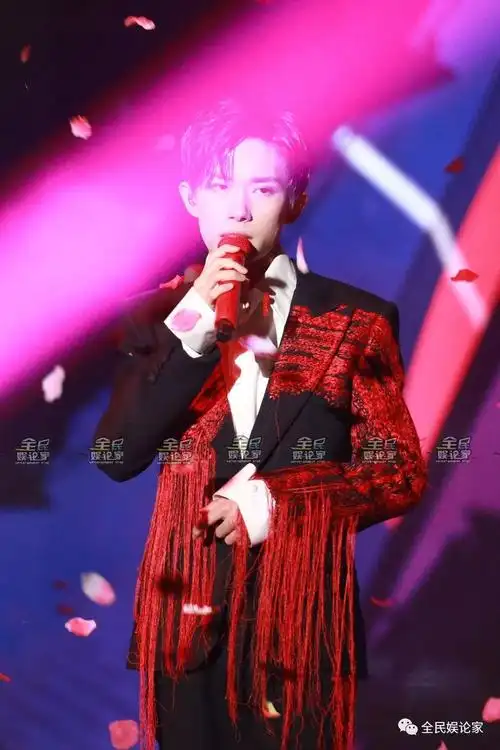 独家组图易烊千玺成人礼全世界终于等到你长大