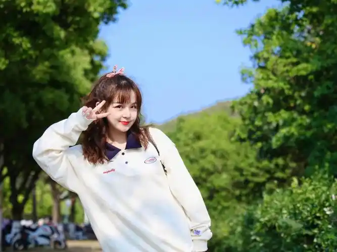 少女写真  #校园生活  #校园日常  #校园拍照  #操场拍照  #拍照姿势