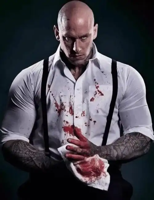 他的形象气质注定了他超级适合演反派,就是下面这种变态恐怖杀人狂