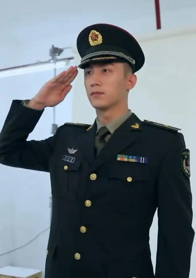 视频中,黄景瑜穿上各式军装,手拿狙击枪,荷尔蒙爆棚,超飒.