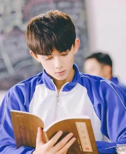 校服穿得最有味道的只有刘昊然,关晓彤身材太好,千玺最像学生!