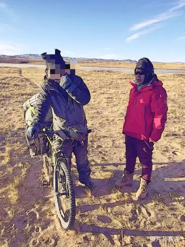 "头车大声喊到,"我们发现了李聪明迎面走来".