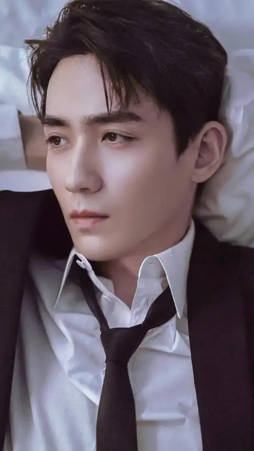 帅气型男朱一龙黑色西装写真