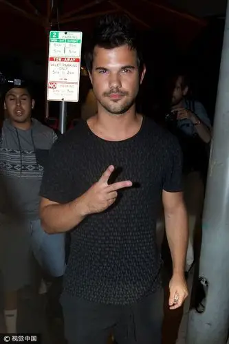 泰勒·洛特纳(taylor lautner)亮相.  图片来源:splash news/视觉中国
