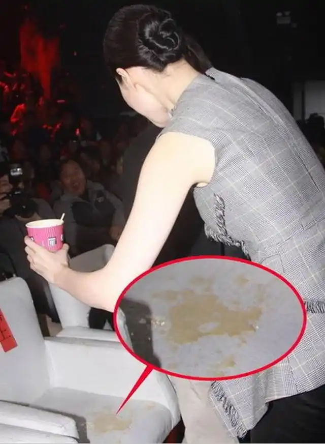 最后导演只能把外套脱下来了.