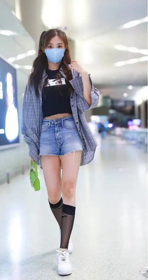 张含韵挺有"大人样",穿短上衣配短裤秀身材,"女团腿"真抢眼
