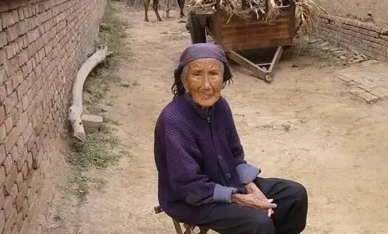 云南一村庄有几位小脚老太太扭曲社会的最后见证者
