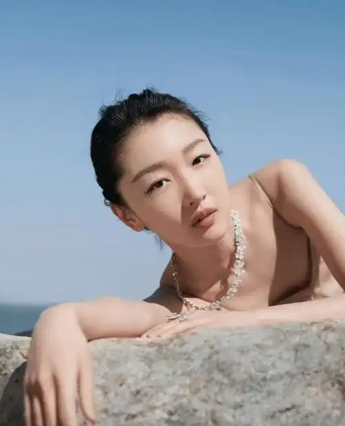 周冬雨胆子到底有多肥?平胸还挑战透肉裙,网友:真当自己没男粉