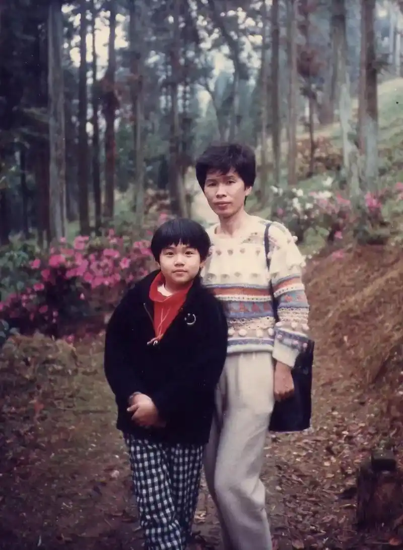 周杰伦童年旧照被修复高清大眼睛双眼皮萌翻网友