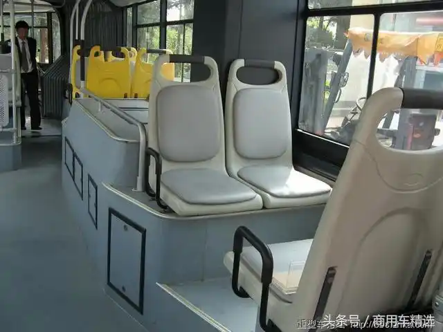 被发动机侵占了不少空间,发动机鼓包的空间也必须利用起来,加座位第二