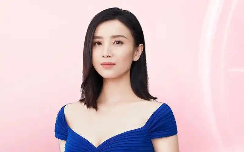 被4个男人围猎,与5婚导演同居5年,宋佳"玩的"远比你想的复杂