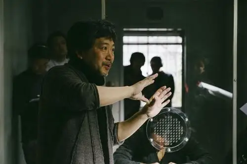 全网首发第三度嫌疑人首曝片场工作照别具韵味大片感十足