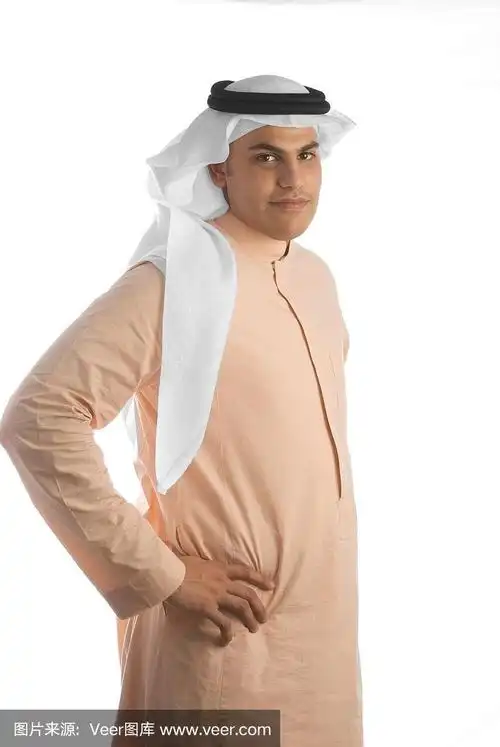 沙特阿拉伯商人穿着长袍,面带微笑