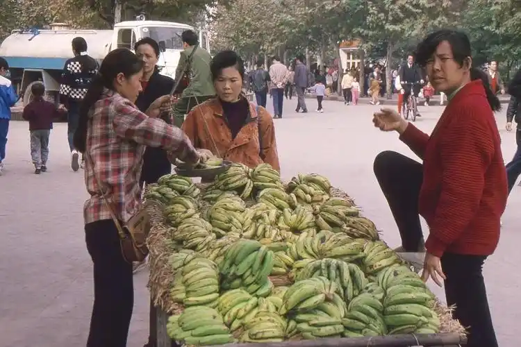 小摊前挑选商品,重庆北碚,1994年