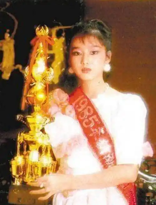 近日,刘德华妻子朱丽倩的旧照再次被爆出,清纯甜美的外貌惹网友热议