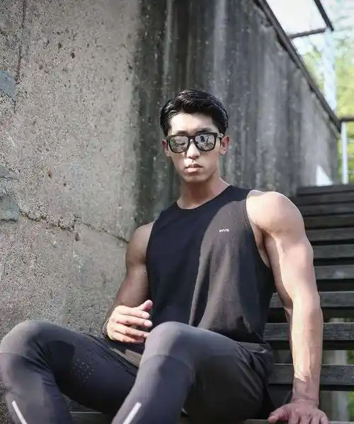 身材肌壮,臂肌粗,腹肌和人鱼线如刀刻_肌肉_男生_健身