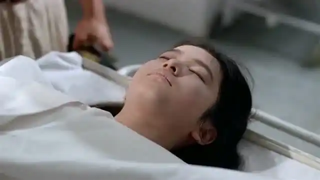 自己心爱的女人就这样不明不白的死了,太惨了!