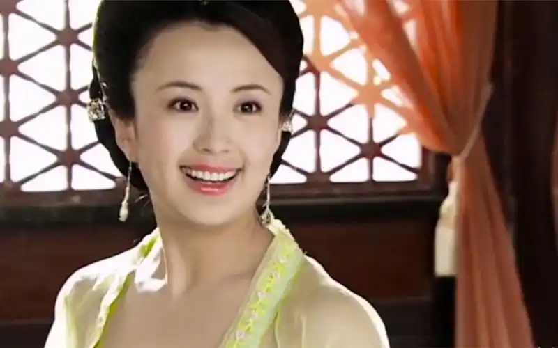 杨童舒为何离开央视?正当红时"意外怀孕",孩子大了丈夫仍是谜