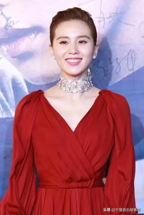 奇怪的是刘诗诗的酒窝并不是两个,而是只有右面脸颊上有一个小小的