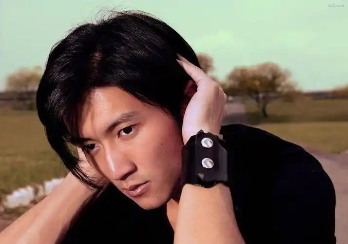 "现在的20岁好厉害"夸王俊凯的谢霆锋,他自己的20岁又怎样呢?