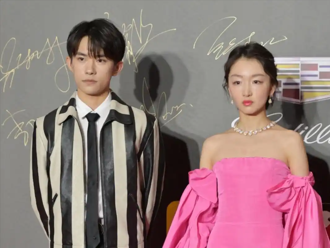 易烊千玺周冬雨同框却相隔甚远战战兢兢怕被组cp