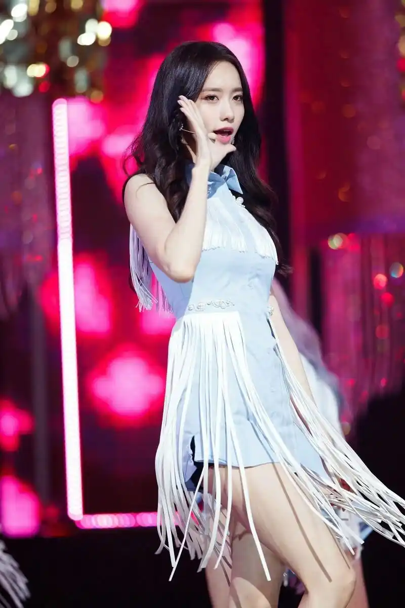 林允儿的舞台造型look,各种风格都hold得住,最后一图太性感了