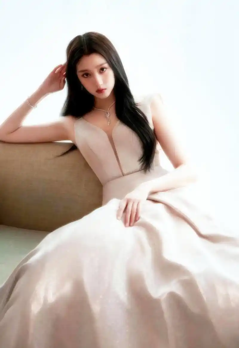 娱乐新闻 女星关晓彤写真集:国民女神苗条  结尾