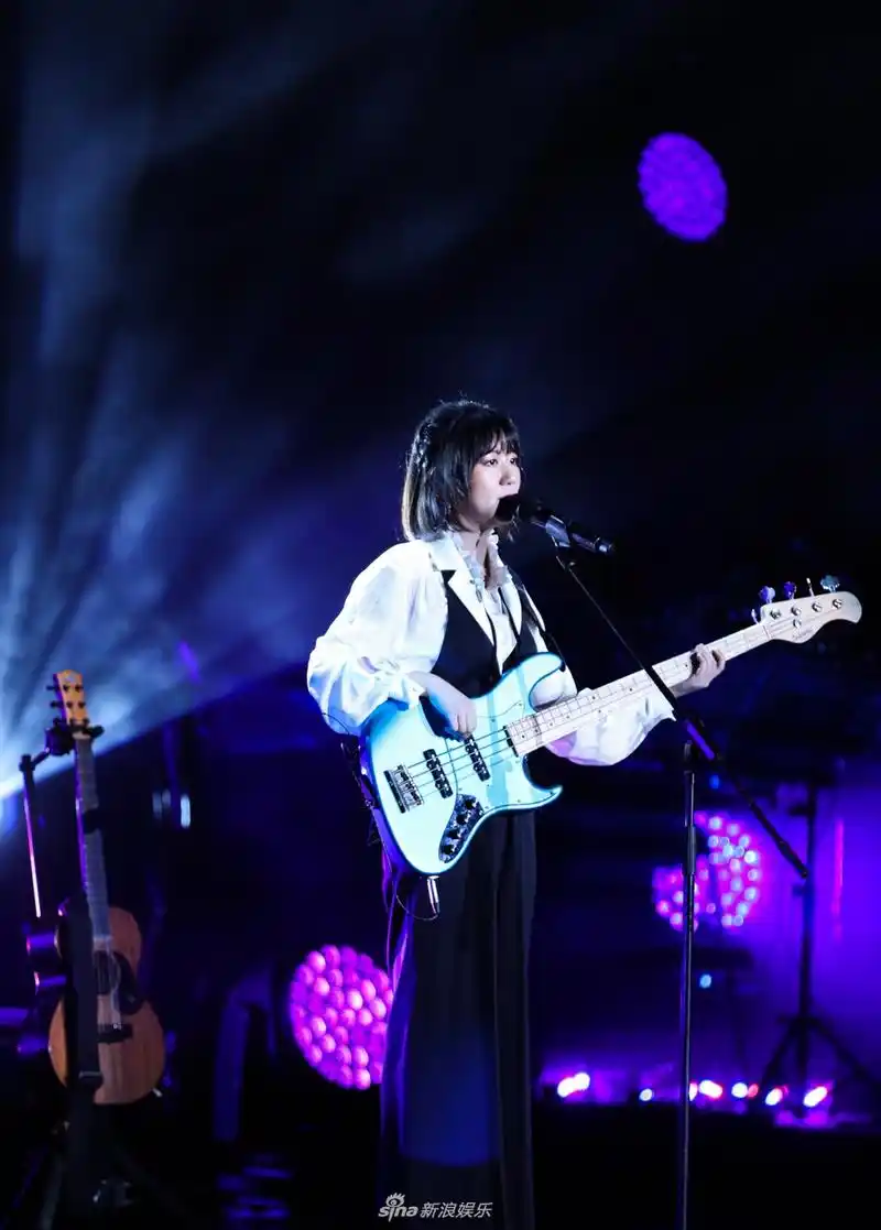 组图谢春花生日举办演唱会舞台上自弹自唱身材高挑