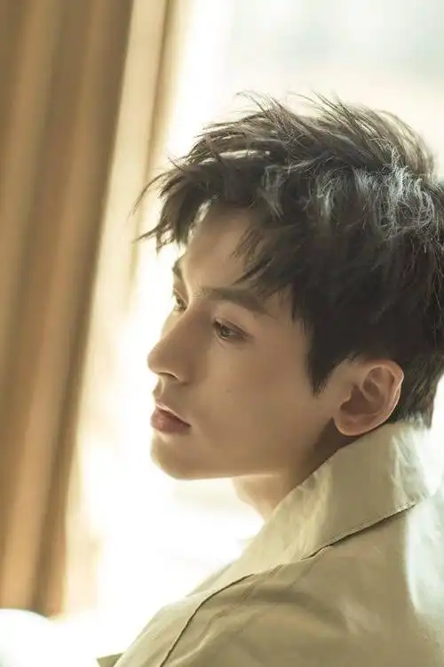 品牌新宠!张哲瀚出席品牌活动 俊朗有型尽显绅士品格