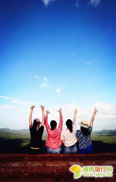 四人狮子岩山顶合照