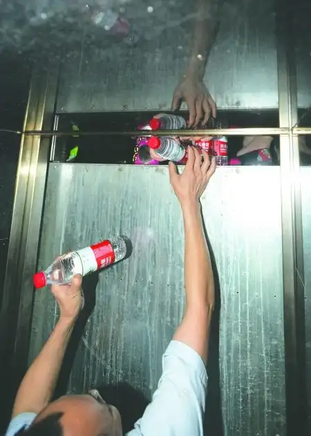 电梯困人 4游客赶脱飞机 - 成都商报|成都商报电子版|成都商报官方